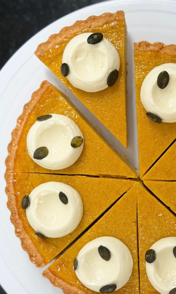 Pumpkin pie casera con relleno cremoso y especiado